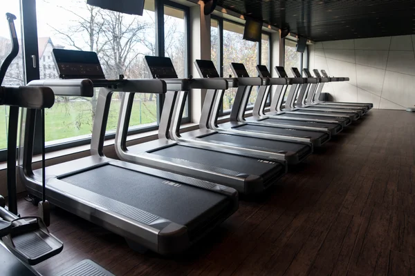 Interior moderno gimnasio con equipo —  Fotos de Stock