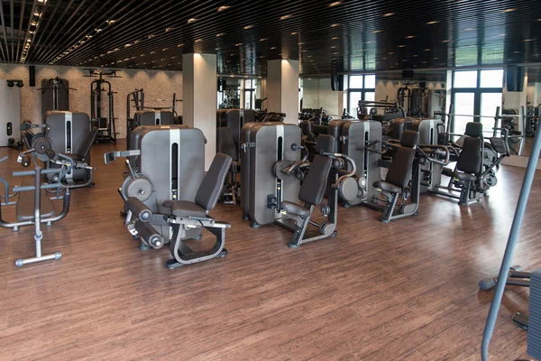 Interieur van nieuwe moderne fitnessruimte met apparatuur — Stockfoto