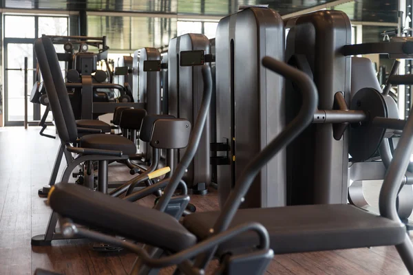 Modern bir spor salonunda egzersiz makineleri — Stok fotoğraf