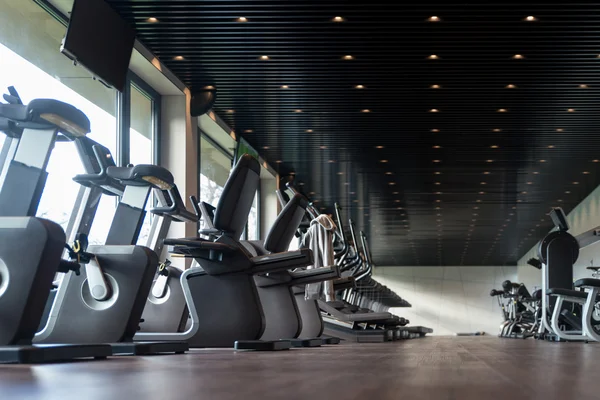Interior moderno ginásio com equipamentos — Fotografia de Stock