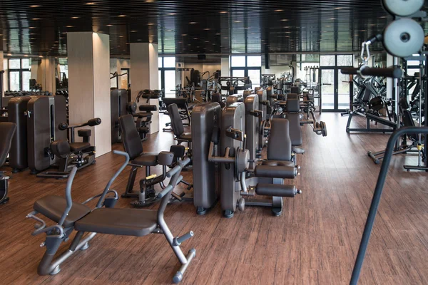 Intérieur moderne de gymnase avec équipement — Photo