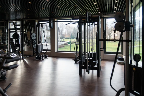 Intérieur moderne de gymnase avec équipement — Photo