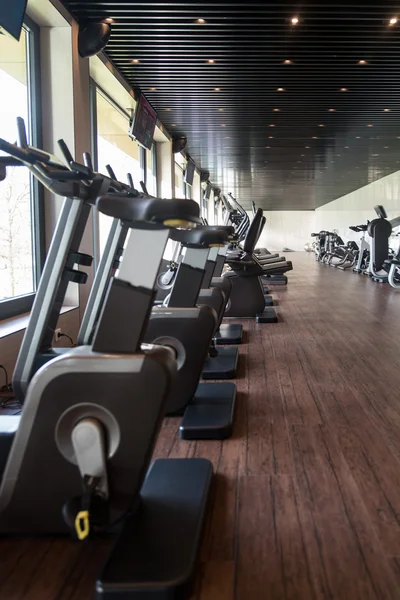 Grand gymnase moderne avec équipement d'entraînement — Photo