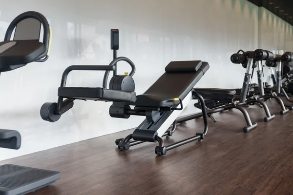 Intérieur de la nouvelle salle de gym moderne avec équipement — Photo