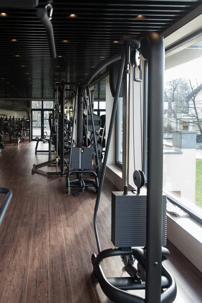 Intérieur moderne de gymnase avec équipement — Photo