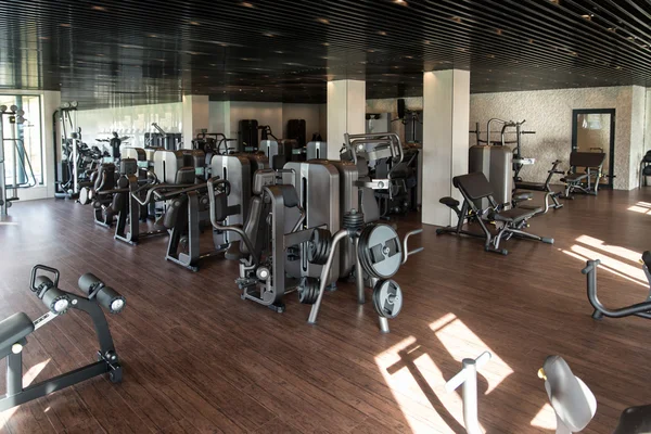 Máquinas de exercício em um ginásio moderno — Fotografia de Stock