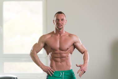 genç vücut geliştirmeci kasların esneme