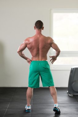 Kasların esneme sağlıklı genç adam