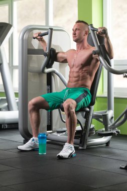 Kelebek göğüs egzersiz makine üzerinde