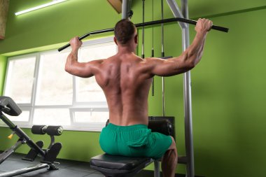 genç adam geri için ağır egzersiz yaparak