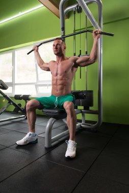 genç adam geri için ağır egzersiz yaparak