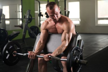 performans pazı vücut geliştirmeci bir barbell ile bukleler