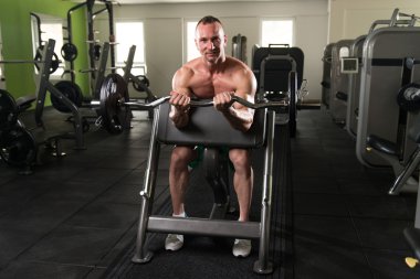 Pazı ile Halter salonunda egzersiz vücut geliştirmeci