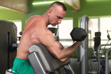 genç adam pazı çalışma