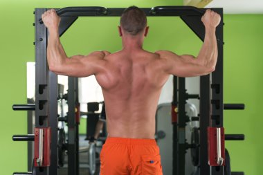 Erkek vücut geliştirme atlet çekme işi Ups