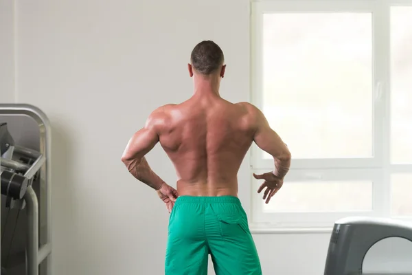 Físicamente el hombre mostrando su espalda bien entrenada — Foto de Stock