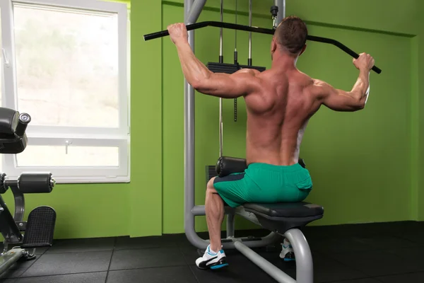 Hombre muscular haciendo ejercicio de peso pesado para la espalda — Foto de Stock