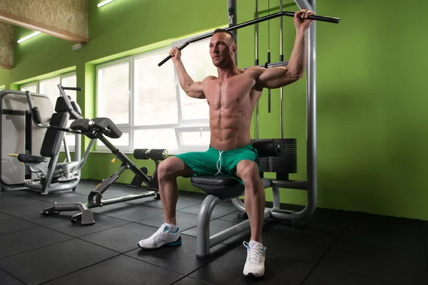 Homem muscular fazendo exercício de peso pesado para as costas — Fotografia de Stock