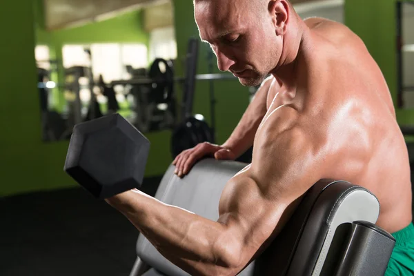Młody mężczyzna pracujący na bicepsów — Zdjęcie stockowe