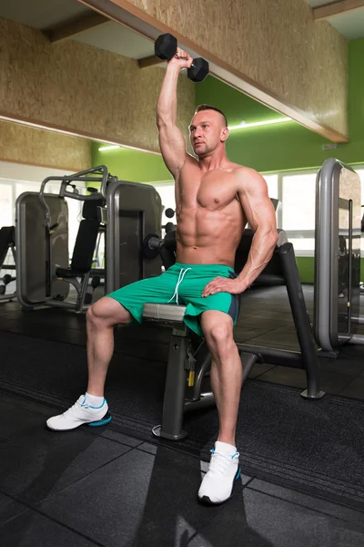 Joven haciendo ejercicio para tríceps con sombrillas — Foto de Stock