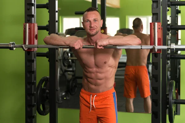 Muskelkräftiger Mann ruht sich nach dem Sport aus — Stockfoto