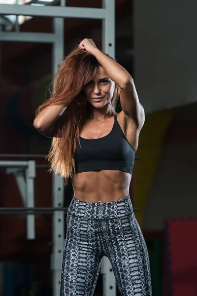 Porträt einer jungen Frau in einem Fitnessstudio — Stockfoto