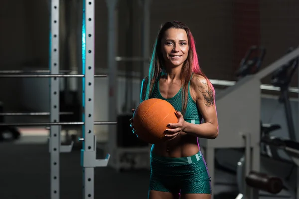 Ung kvinna träning med medicinska boll — Stockfoto