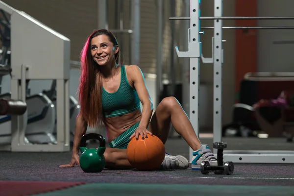 Ung kvinna träning med medicinska boll — Stockfoto