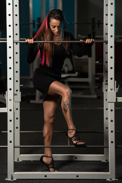 Hermosa mujer en gimnasio buscando sexy —  Fotos de Stock