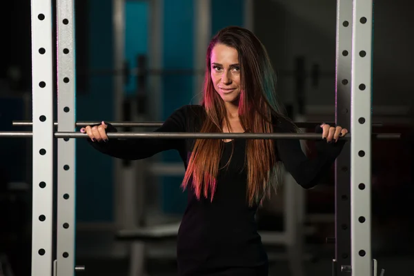 Schöne Frau in der Turnhalle sieht sexy aus — Stockfoto