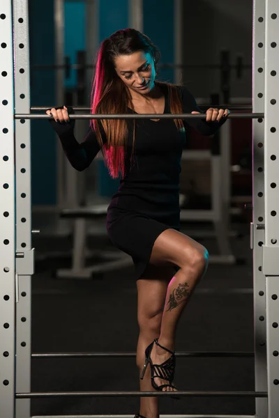 Sexy mujer en el gimnasio posando en la cámara —  Fotos de Stock