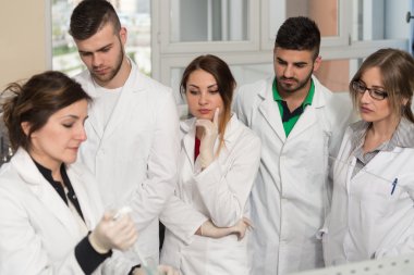 Grup dersleri öğrenme öğretmen ile öğrenci