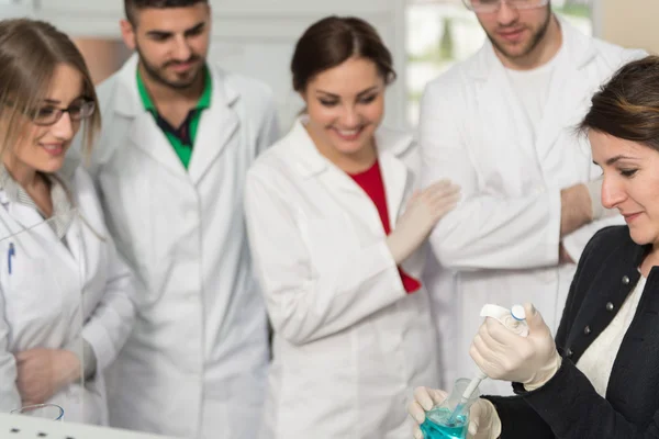 Groep studenten met de leraar leren van lessen — Stockfoto