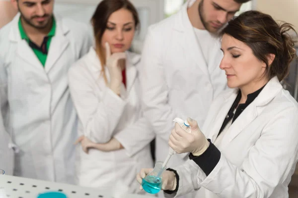 Wetenschappers studenten met de leraar In Lab klaslokaal — Stockfoto