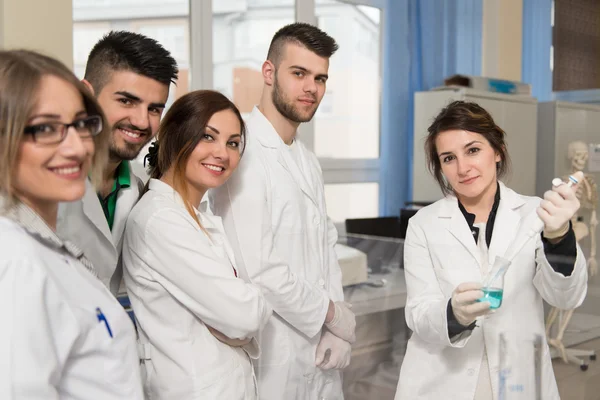 Científicos estudiantes con profesor en clase de laboratorio —  Fotos de Stock