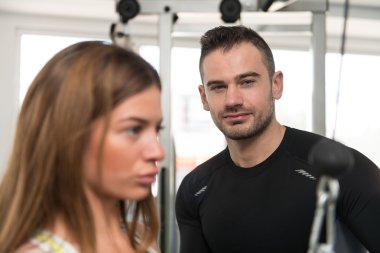 spor salonunda istemci yardımcı antrenör