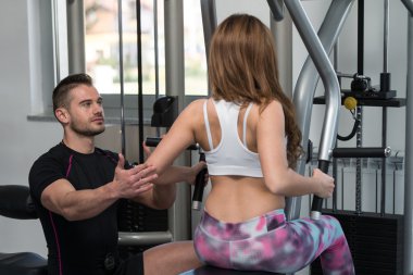 Spor salonu Koç yardımcı kadın geri egzersiz