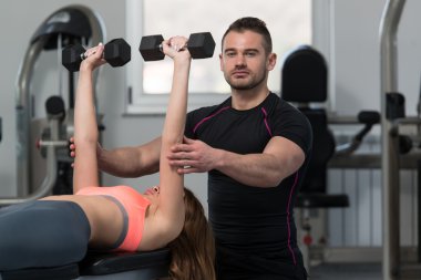 Kişisel antrenör kadın göğüs egzersiz yardım