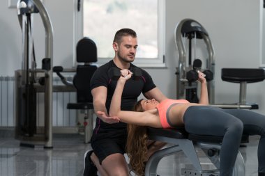 Spor salonu Koç yardımcı kadın göğüs egzersiz