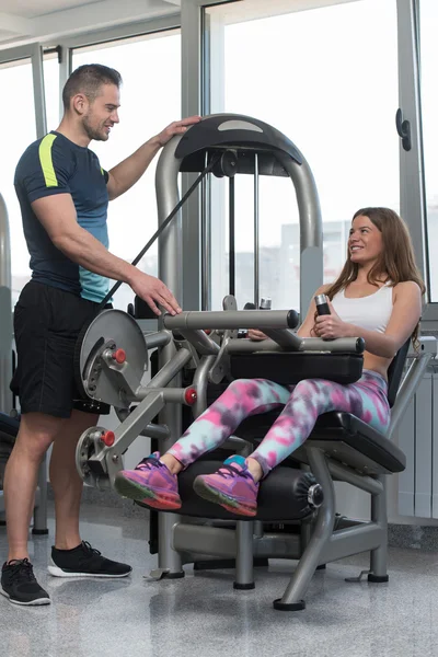 Gym tränare att hjälpa kvinnan på ben — Stockfoto