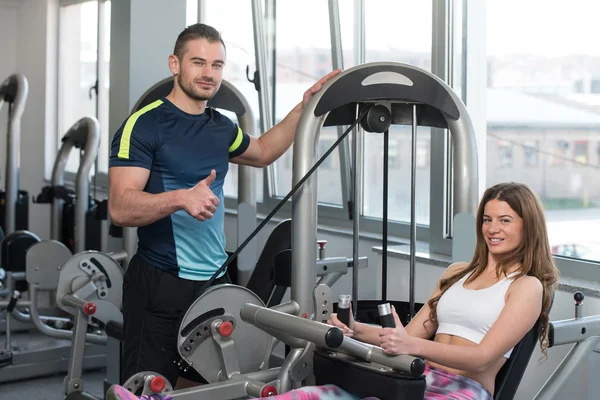 Personal Trainer mostra Ok segno con il cliente — Foto Stock