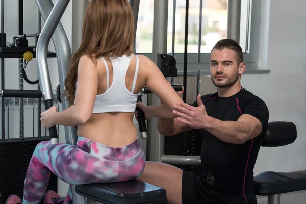 Persoonlijke trainer helpen client in gym — Stockfoto