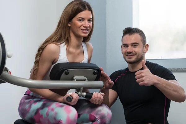 Entrenador Personal Mostrando Aceptar Señal A Cliente — Foto de Stock