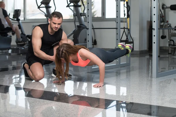 Mulher com Personal Trainer Train Trx Fitness Correias — Fotografia de Stock