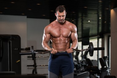 Kaslı adam pazı ile Halter egzersiz