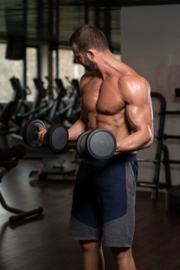 kaslı adam pazı ile Halter egzersiz
