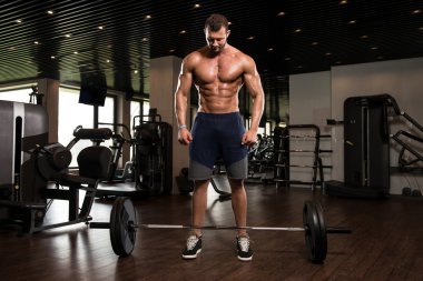 Egzersiz Fitness Center'da Barbell ile geri