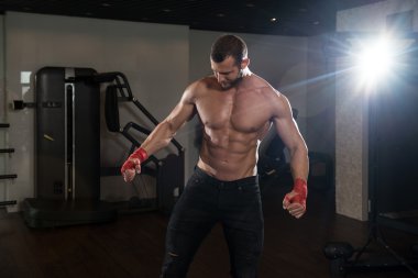 genç adam kasların esneme