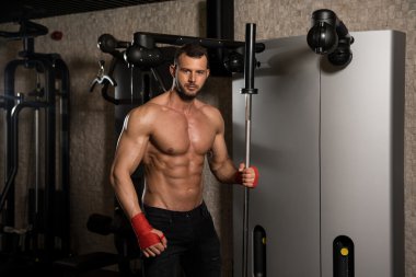 Güçlü genç vücut geliştirmeci altı paketi ile