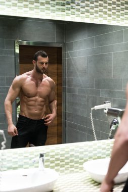 altı paketi ile genç adam